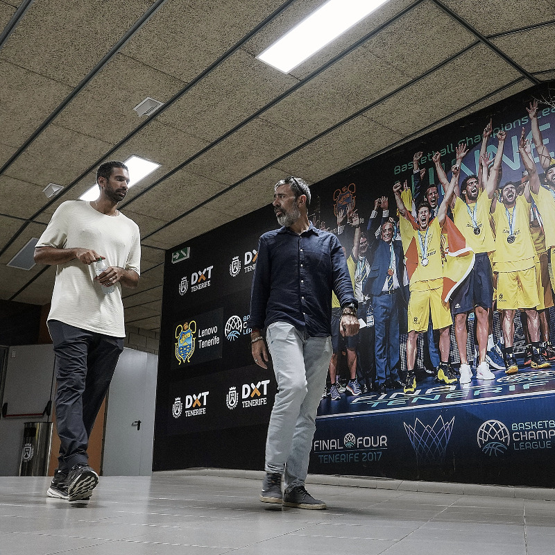 CB1939Canarias's tweet photo. 👌 Mejor acompañado, imposible.
🇨🇦 Thomas Scrubb aterrizó esta mañana en la Isla junto a su compatriota Aaron Doornekamp #CanadianConnection
🎙️ "Estoy emocionado, llevaba mucho tiempo esperando una oportunidad como esta".