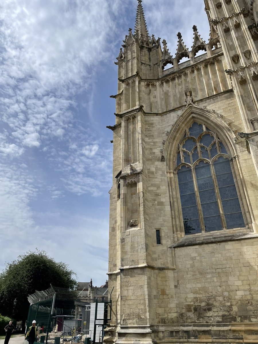 fionacpearson's tweet photo. York this week. Re statue of Emperor Constantine outside York Minster: I noticed the broken off tip of his sword (circled). Apparently symbolises his less warring ways after converting to Christianity #wellthereyougo! #Constantine #York #MuseumGardens https://t.co/puWPNEWn9K