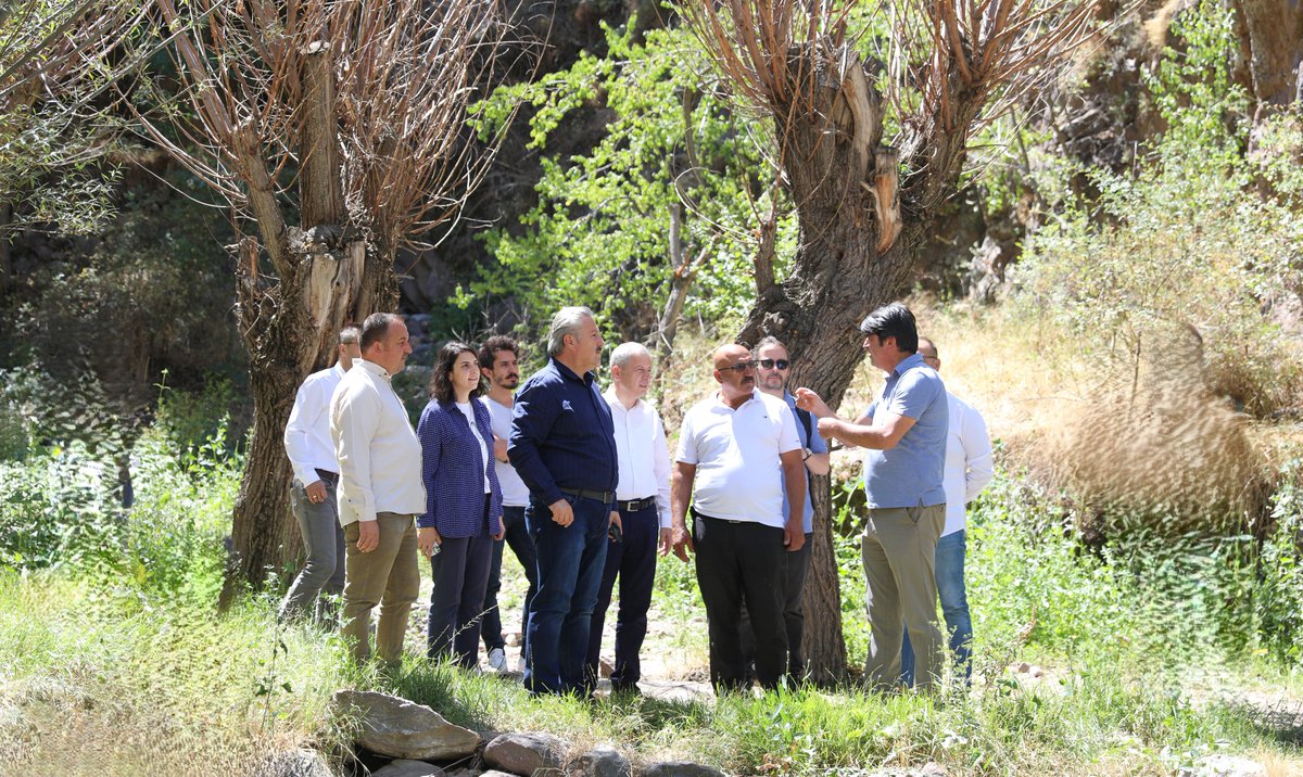 DrPalancioglu's tweet photo. Kırlangıç Vadisi Projemiz ile doğasıyla ilham veren harika bir bölgeyi vatandaşlarımıza ve turizme kazandıracağız! 🕊🌳

Erciyes’ten gelen buz gibi suların oluştuğu Kırlangıç Vadisi,  Melikgazi Belediyemizin çok fonksiyonlu çalışmaları ile hem vatandaşlarımıza nefes aldıracak hem de yerli ve yabancı turistleri ağırlayacak.

Kırlangıç Vadisi projemizi hayata geçirecek çalışmalarımız için Kıranardı ve Hisarcık Mahallesi muhtarlarımız, mesai arkadaşlarımız ile birlikte bölgede inceleme gerçekleştirdik.

Melikgazi’mize hayırlı olsun. 🧿
