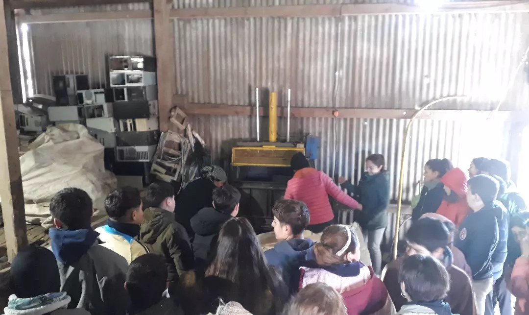 conarcoop's tweet photo. @CBayauca recibió la visita de alumnxs de la #SecundariaBayauca, Fue un encuentro entretenido, donde lxs chicxs pudieron consultar dudas, debatir ideas y conocer más del proyecto que lleva adelante la cooperativa en la comunidad. 

Desde aquí celebramos el trabajo que realizan😊 https://t.co/OFSMiMoQYm