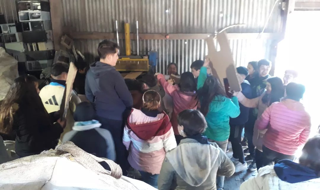 <a href="/CBayauca/">Cooperativa De Trabajo Y Reciclaje Bayauca</a> recibió la visita de alumnxs de la #SecundariaBayauca, Fue un encuentro entretenido, donde lxs chicxs pudieron consultar dudas, debatir ideas y conocer más del proyecto que lleva adelante la cooperativa en la comunidad. 

Desde aquí celebramos el trabajo que realizan😊