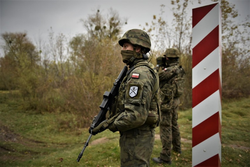 FortressEvropa's tweet photo. Polish president Andrzej Duda has signed into law a new act to support the activities of soldiers protecting Polish borders.

The new law allows soldiers to use deadly force while protecting the Polish border, and protects those who do from being charged with a potential crime. https://t.co/9dPLgMrMSN