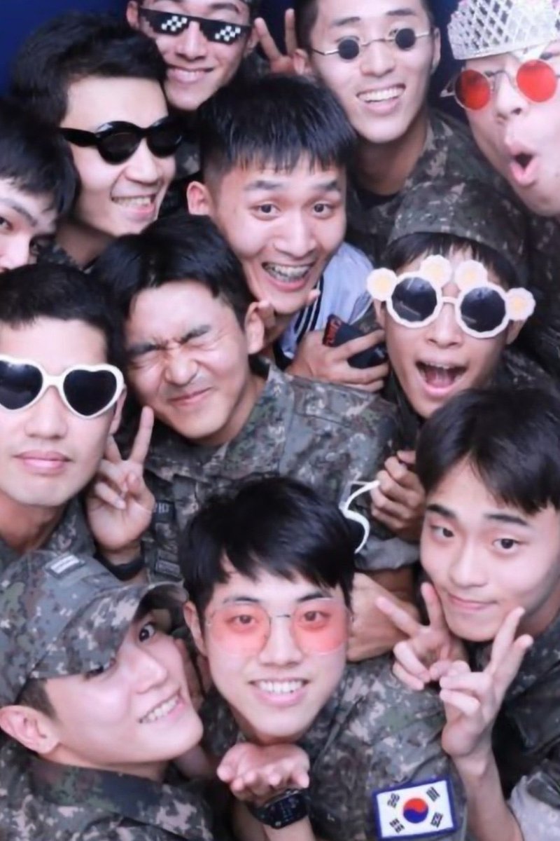 mtyong_'s tweet photo. มึง แทยงกับเพื่อนทหารพากันถ่ายตู้สติกเกอร์อีกแล้ว จะบ้าาาาาา ทุกวีคของจริง 522552525555555555555555555555555555555555555555555555555555 https://t.co/qh3gvB34LR