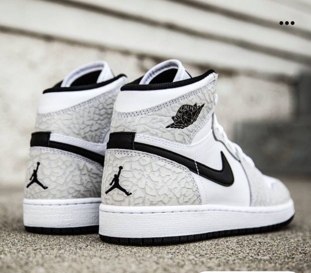 MariechanL's tweet photo. @Nike plz help, where can I get these? My son is harassing me over them 😩 https://t.co/D3tjViwqUg