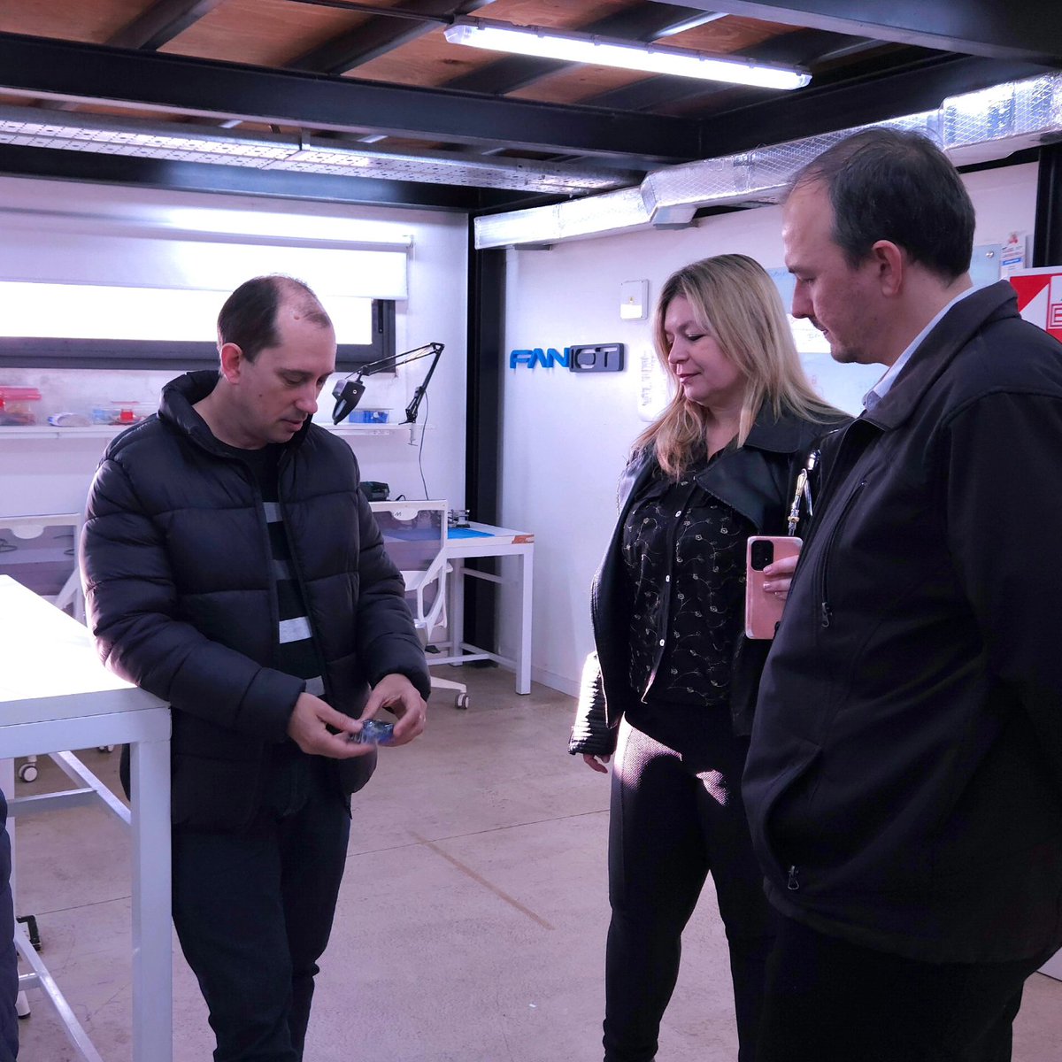 ● Recibimos a Solange Schelske, Coord. de la Escuela de Robótica, Junto a nuestro CEO Ing. Christian Piatti recorrieron nuestra fábrica. Se charló acerca de cómo fortalecer lazos para impulsar el crecimiento tecnológico y la educación disruptiva en nuestra provincia startup.