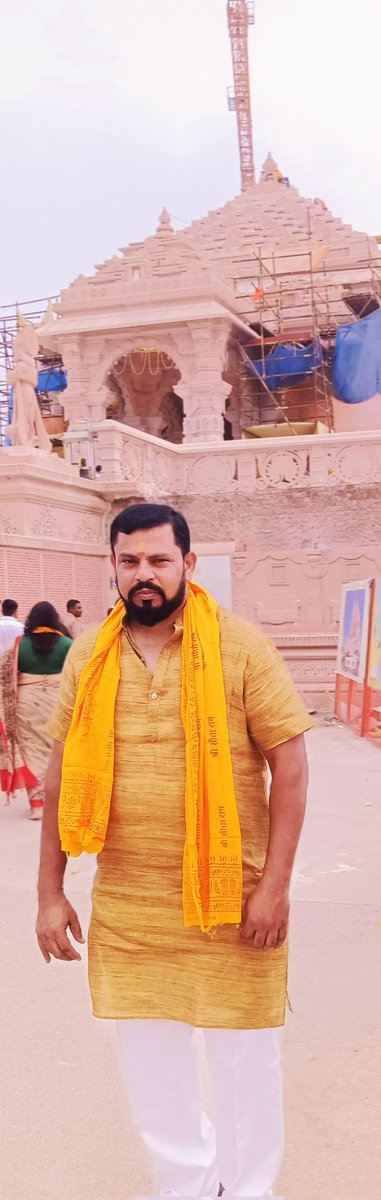 लोकाभिरामं रणरंगधीरं राजीवनेत्रं रघुवंशनाथम्।
कारुण्यरूपं करुणाकरं तं श्रीरामचन्द्रं शरणं प्रपद्ये।।

आज राम जन्मभूमि अयोध्या में श्रीराम लला जी के दर्शन करने का सौभाग्य प्राप्त हुआ।

जय श्री राम 🚩 
जय अयोध्या धाम 🚩