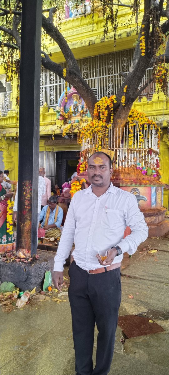 ramsabvp's tweet photo. ఓ కేస్ పని మీద నిన్న కొమురవెల్లి పోలీస్ స్టేషన్ కి వెళ్లి కోర మీసాల మల్లన్న ను దర్శనం చేసుకుని బండారు తెచ్చుకున్న.
మల్లన్న ఆశీర్వాదం ఎలా ఉందంటే.. సాయంత్రం లోపు కేసు మన వైపు టర్న్ అయిపోయింది.
జై కొమురవెల్లి మల్లన్న
జై కొండ పోచమ్మ తల్లి 
#దళపతి https://t.co/dH4Yvwf8l9