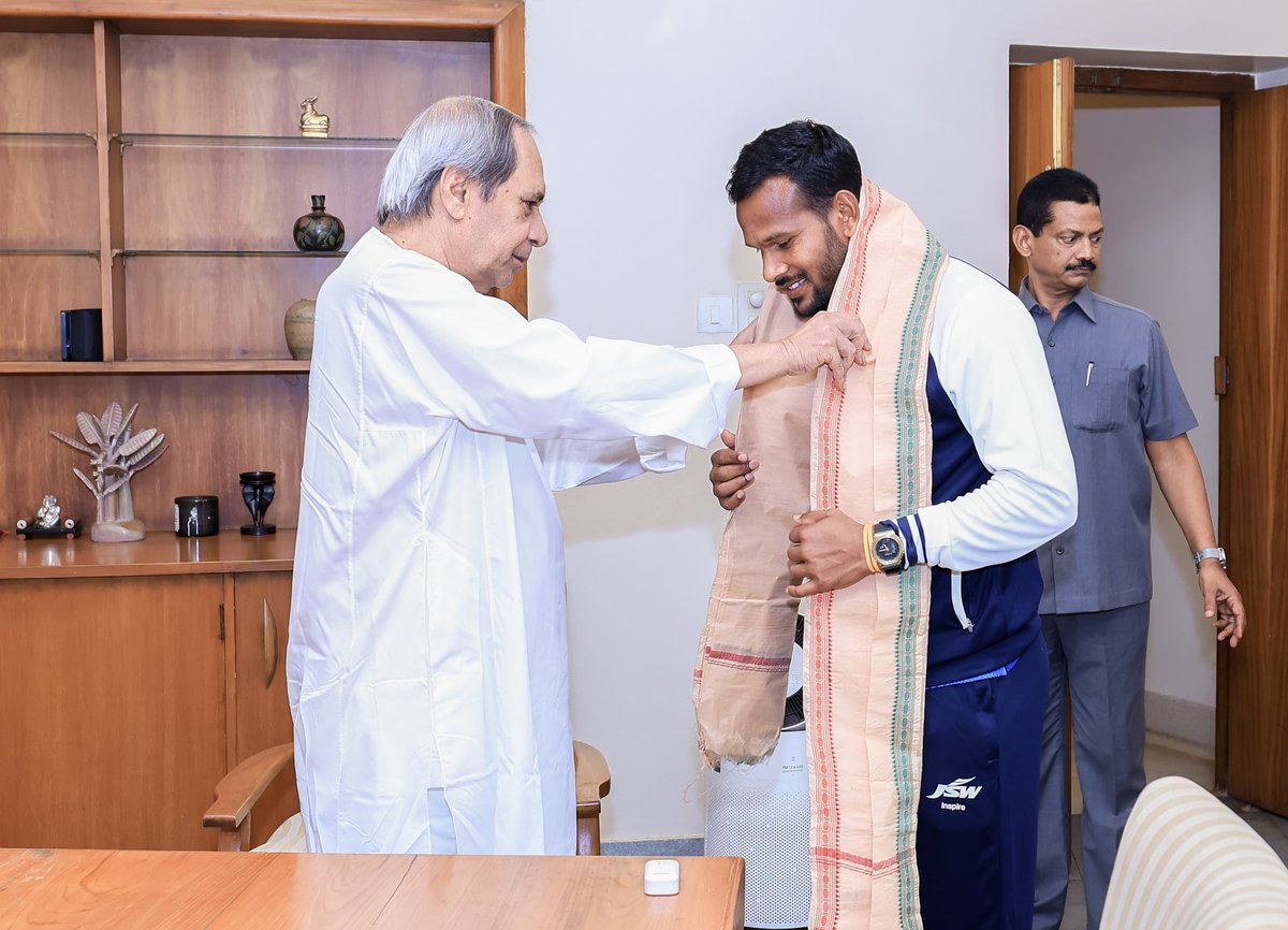 Naveen_Odisha's tweet photo. ଓଡ଼ିଶାର ହକି ତାରକା ଅମିତ ରୋହିଦାସ ଦେଶର ଗୌରବ। ପ୍ୟାରିସ ଅଲମ୍ପିକରେ ଉତ୍କୃଷ୍ଟ ପ୍ରଦର୍ଶନ କରି ଭାରତୀୟ ହକି ଦଳକୁ ସେ ସଫଳତା ଆଣିଦେଇଛନ୍ତି। ତାଙ୍କୁ ଭେଟି, ସମ୍ବର୍ଦ୍ଧିତ କରି ବହୁତ ଖୁସି। ଆଗାମୀଦିନରେ ତାଙ୍କର ଆହୁରି ସଫଳତା କାମନା କରୁଛି। 
#Olympics
#ParisOlympics2024 https://t.co/gXlQ5y6Jh4