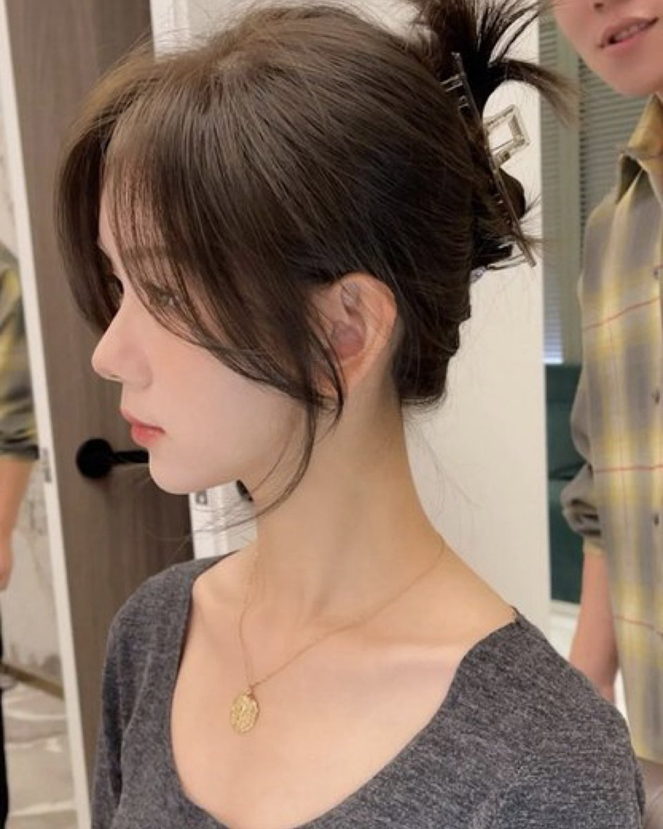 RlhEIv0lS_IYlqZ's tweet photo. 韓国アイドルのこういう根元からボリュームのあるくびれ前髪や流れるような顔周り。
『今までコテやカーラーで試行錯誤した苦労は何だったの？』てぐらいアイロン使った方が簡単に再現できる…
日本のペッタン前髪や触角にならない巻き方↓ https://t.co/5fy98hBy4K