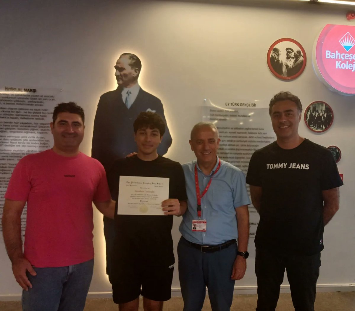 bkbelen_'s tweet photo. 12. Sınıf öğrencimiz Arda BİLEN ve Tunahan DUDUOĞLU American Çift Diploma programından başarıyla mezun olmuşlardır. Öğrencilerimizi tebrik eder, başarılarının devamını dileriz❤️💙
@bahcesehir_k12  @ozgeeasln @Vahapisik83  @ucannmustafa @vakanuvis10 @tirasoglu_tahir @emrahzambak https://t.co/6Kn9MIBhRS