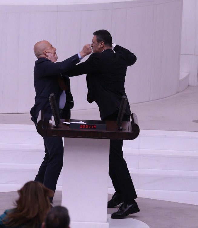 Dünyaya rezil olduğumuz an:

AKP’li Alpay Özalan’ın, bir milletvekiline Meclis kürsüsünde saldırdığı an.