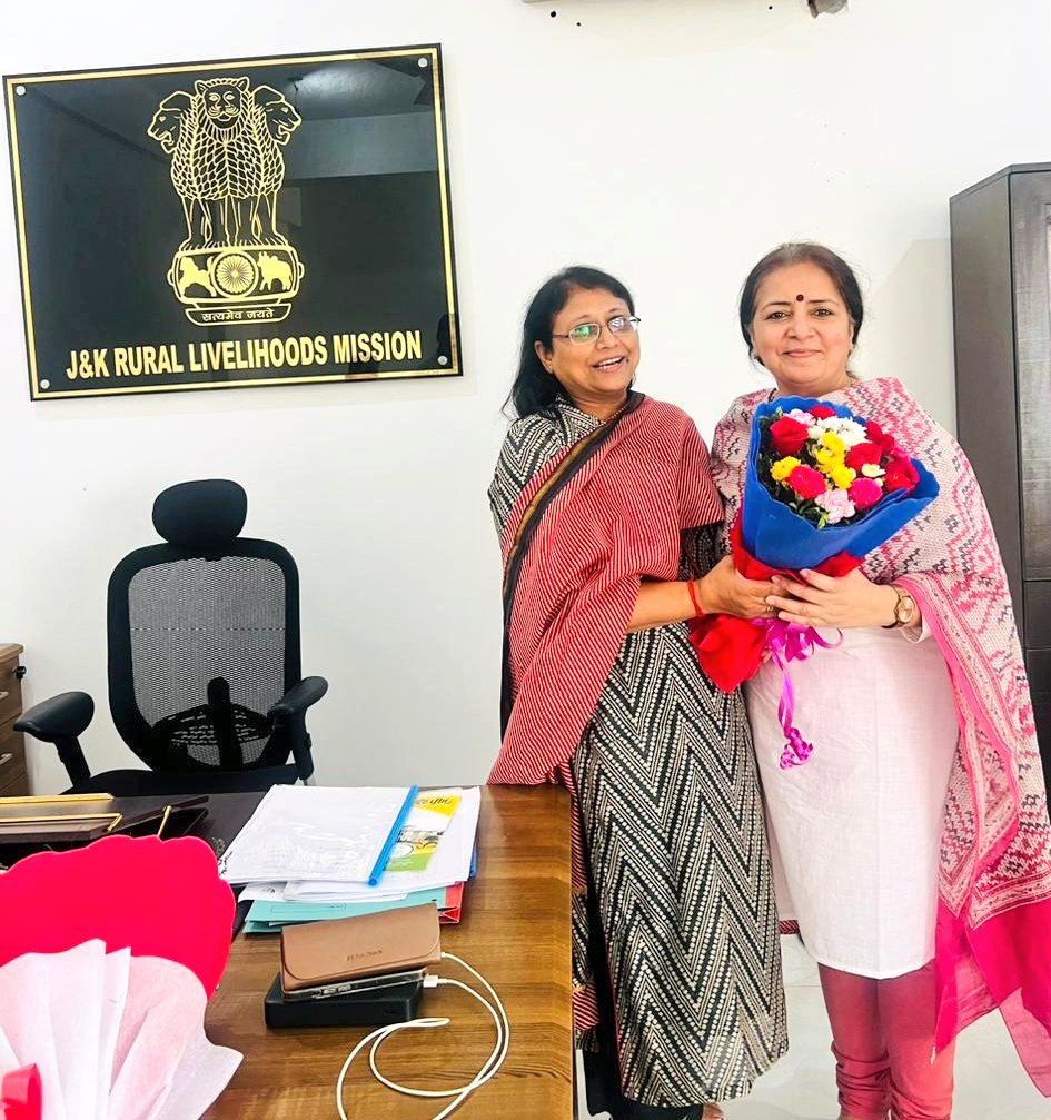 JK_NRLM's tweet photo. Dr. Shubhra Sharma (JKAS) gracefully assumes the charge as MD JKRLM today, taking over the mantle from esteemed  @indukanwal.With heartfelt gratitude,our best wishes to the outgoing officer as she embarks on her next chapter,leaving behind a legacy of dedication&amp;service.@diprjk https://t.co/yYhOlFkH6d