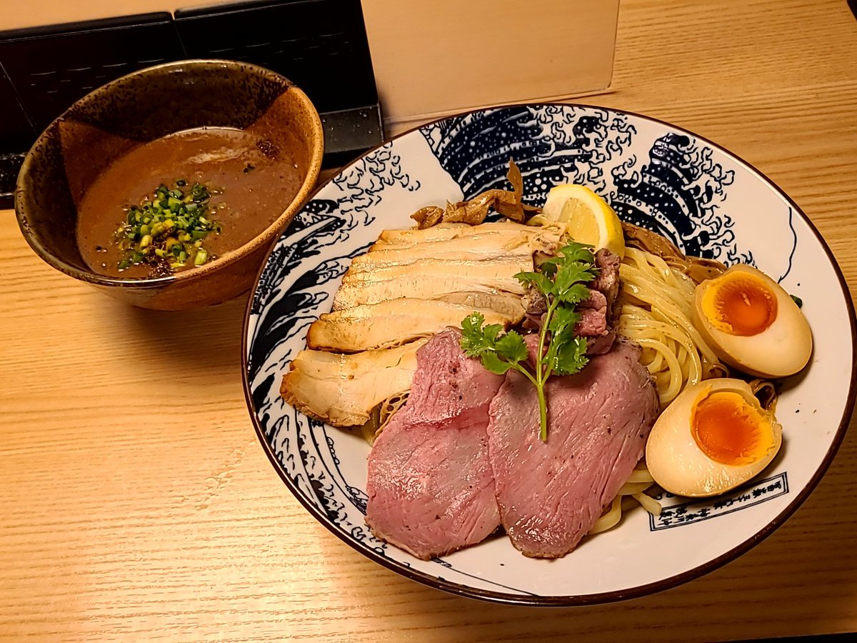 pinomaru_72's tweet photo. 自家製麺 MENSHO TOKYO@後楽園
つけめん
(ラム醤油スープ·全部のせ)
(大盛り·麺300g)
麺はタピオカ粉を配合した太ストレート🍜独特の甘味があり麺だけでも美味い🎶
スープは濃厚なラム&醤油でパンチのあるスープだった🐑✨以前はラム臭が特徴の一つだったが現在では臭み無し💫万人受けを狙ったか🌈 https://t.co/f1pyRA8all