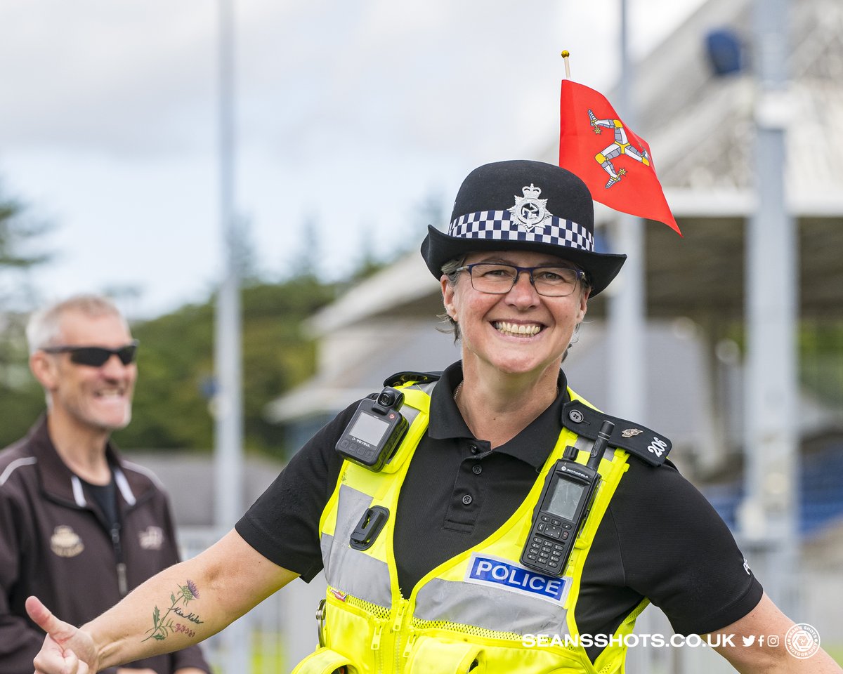seansshots's tweet photo. It was great to see Sir Mark Cavendish on his lap of honour at the NSC today. It was great to see so many youngsters circulating with him. Maybe one day we could be celebrating their achievements in the tour. PC Lou getting in the spirit #manxmissile #isleofman #sircav https://t.co/B1O258GNog