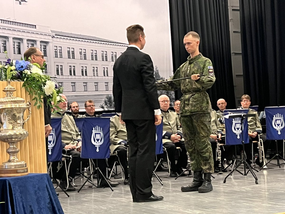 Urlussaatio's tweet photo. Tänään mukana Reserviupseerikurssi 264 ”  Liekki” päätöstilaisuudessa. Lämpimät onnittelut tänään kurssinsa suorittaneille ja upseerikokelaiksi ylennetyille. Kiitos @ReserviupseeriK ja @MaasotaK upeasta tilaisuudesta. https://t.co/gvLjWcUYSo