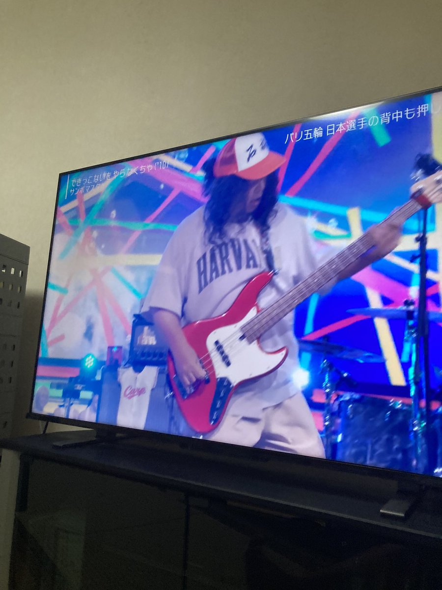 tkr_ld's tweet photo. Mステでサンボのベースが石高キャップ被ってた https://t.co/iz5Z0HnDkX