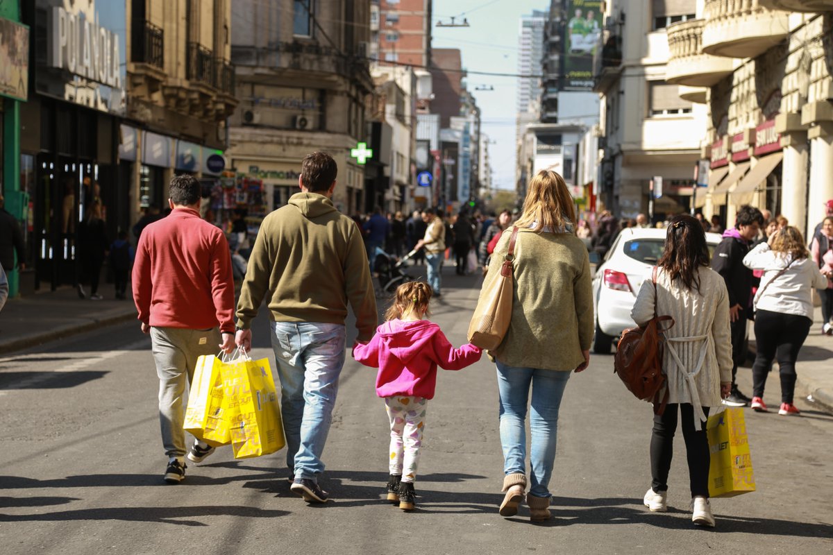 SAN LUIS PEATONAL POR UN DÍA 🎁
Este sábado, de 10.30 a 14.30hs, calle San Luis será peatonal desde España a Sarmiento. La propuesta incluye shows, acróbatas y zancudos 🙌🤹‍♀️
🚌 Chequeá los desvíos, líneas afectadas y modificaciones de paradas: rosarionoticias.gov.ar/page/noticias/…