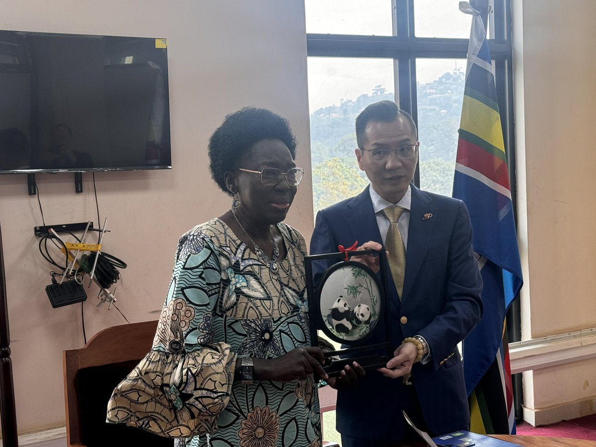 iangume70's tweet photo. During this meeting, they discussed key issues related to establishing businesses in Uganda and East Africa more broadly. A primary concern addressed was the need for a single visa for investors entering East Africa to streamline the process and minimize delays at airports. https://t.co/x3BZyxyGTm