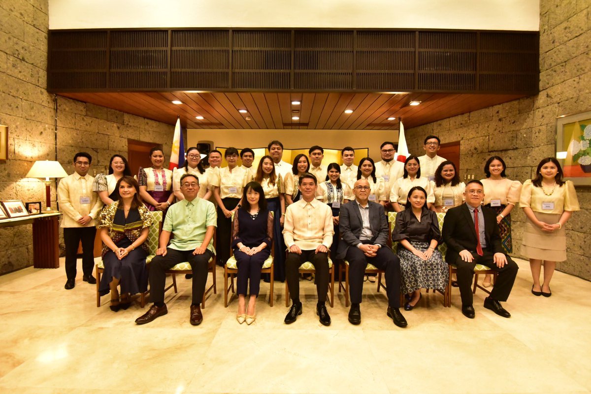 AmbJPNinPH's tweet image. Delighted to send off the 22nd batch of JDS Fellows! 👩‍🎓👨‍🎓, As 20 young professionals of the 🇵🇭government are set to pursue master’s degrees in 🇯🇵, we look forward to working with you in the future as #PartnersInProgress. Best of luck on your academic journey!🌟