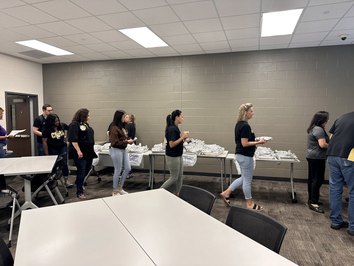 mrs_romanelli's tweet photo. Thank you to our @CyFairISD community partner Andy’s Kitchen for getting our Friday off to a great start at @CypressParkHS ✨ https://t.co/vj88FQReCG