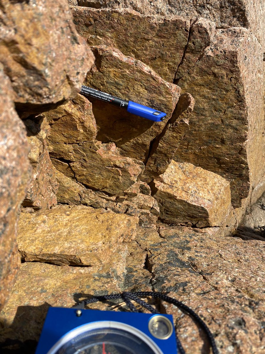 The #FridayFieldPhoto 9/2024 is from this weeks fieldwork in beautiful Åland 🇦🇽 &amp; the amazing 🥳 rapakivi outcrops at the shores of Geta. This time we were hunting different types of faults for an upcoming paper. Spot  the beautiful 🤩 slickenside with distinct lineation!
#chapeu