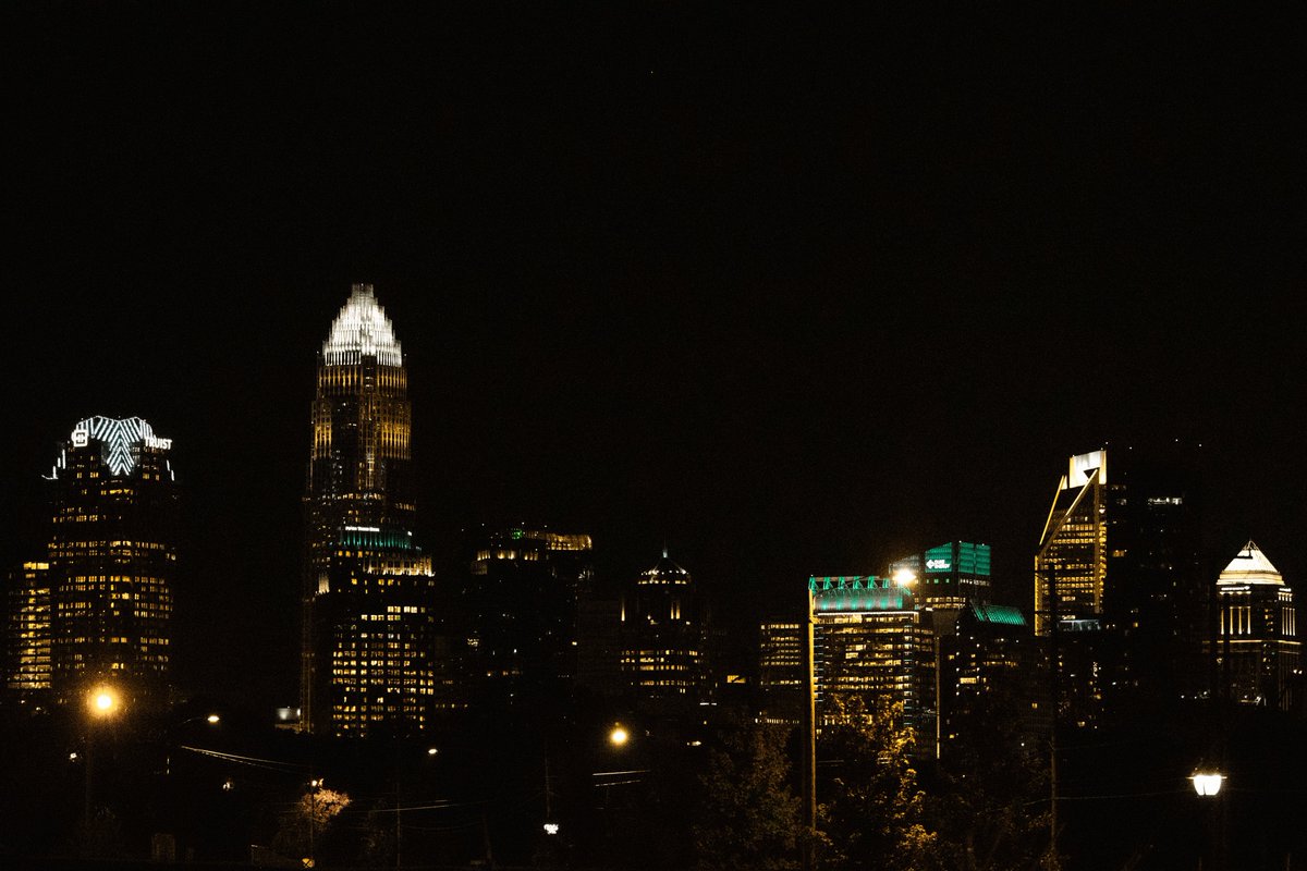 CharlotteFTBL's tweet photo. Golden Skies ⭐️

#GoldStandard⛏️ https://t.co/s1l1G0Z0jQ