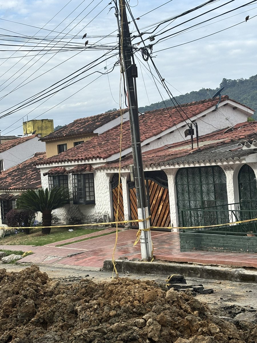 Ricardo_NovoaR's tweet photo. @Celsia_Energia Ahora bien! Vaya un niño y le de por curiosidad tocar ese cable de 320 les toca hasta cambiarse el nombre de la empresa y ni pena les da! https://t.co/UePAdKlUnL