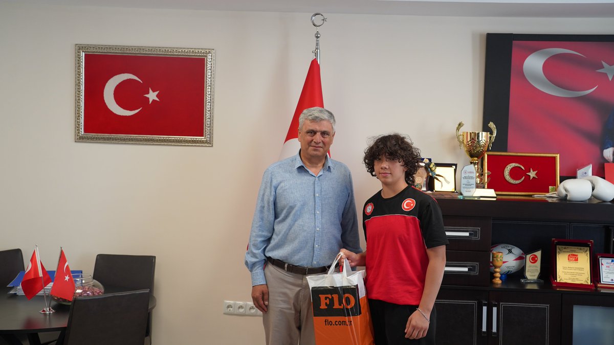 İl müdürümüz Mahmut Danayiyen Kocaeli’de Yıldızlar Judo Avrupa Şampiyonası’nda 3.olarak bronz madalya kazanan sporcumuz Cennet Emine Köksal ve antrenörü Gülşen Sönmez'i makamında ağırladı. İl Müdürümüz sporcumuzu ve antrenörünü tebrik ederek, başarılarının devamını diledi.