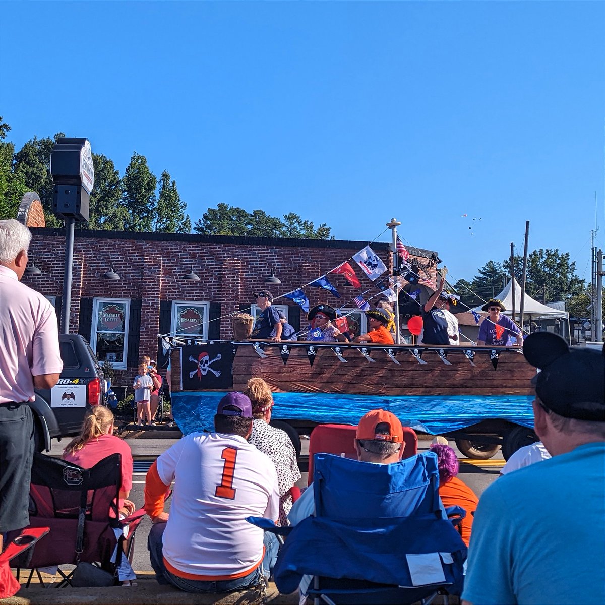 LakeMurrayCtry's tweet photo. Mark your calendar for Chapin's Labor Day Festival with festivities running from August 26 through September 2, like restaurant week and the annual parade! ๐บ๐ธ
#TopSouthernDestination #LakeMurrayCountry #LakeMurraySC #VisitLakeMurray #JewelOfSC #ChapinSC #LaborDay https://t.co/dLl75w0hr2