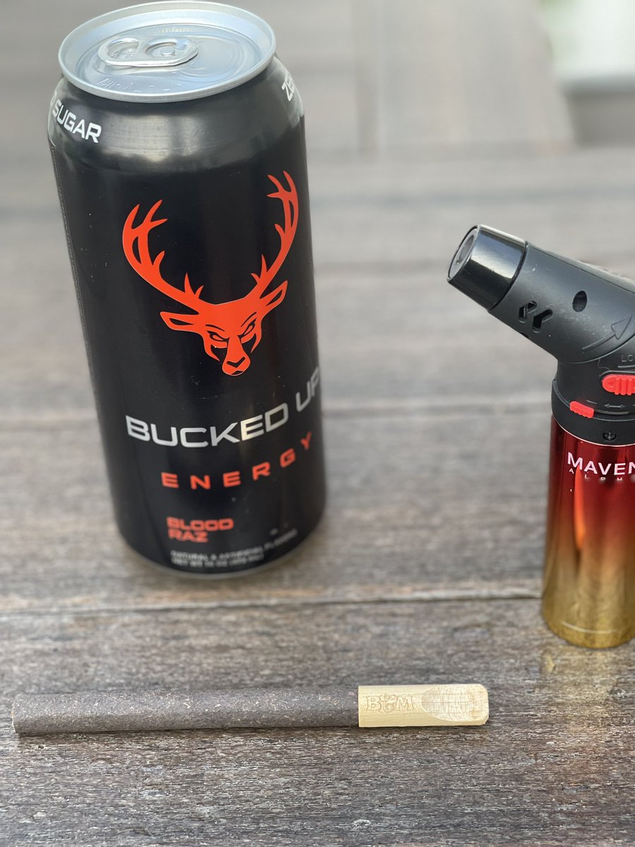 CSmoker54's tweet photo. Black &amp; mild casino wood tip + bucked up energy drink 
#blackandmild #buckedupenergydrink https://t.co/qbX2Yw1flO
