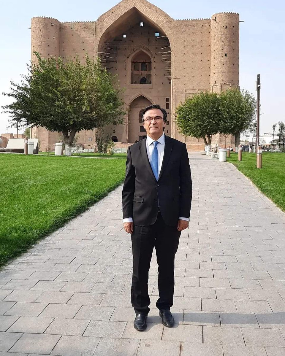 Dr.Yakup Ömeroğlu hocamın, ağabeyimin kaybı onu sevenlerini  derinden sarsmıştır. 
Gönül kırmadan ama yoldan da sapmayan, yozlaştırmadan kolaylaştıran, sözü geçkin ve kalemi keskin Yakup Ömeroğlu Allah'ın latif ismine mazhar bir ilim  insanı olarak ebedi yaşamına kavuştu.
