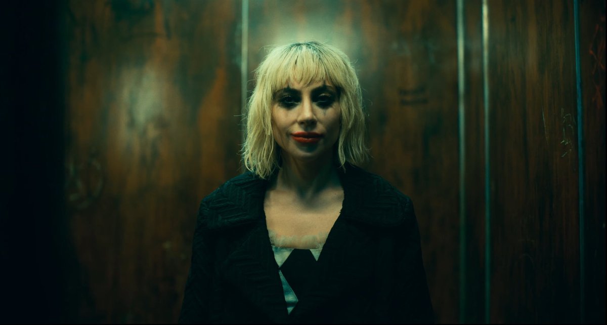 informando__'s tweet photo. O chefe do Festival de Cinema de Veneza, Alberto Barbera, disse que "Coringa: Delírio a Dois" é "muito mais sombrio" que o primeiro filme.

"É muito mais inventivo de todos os pontos de vista. É completamente inesperado. É muito ousado, corajoso, criativo. Um filme incrivelmente original."