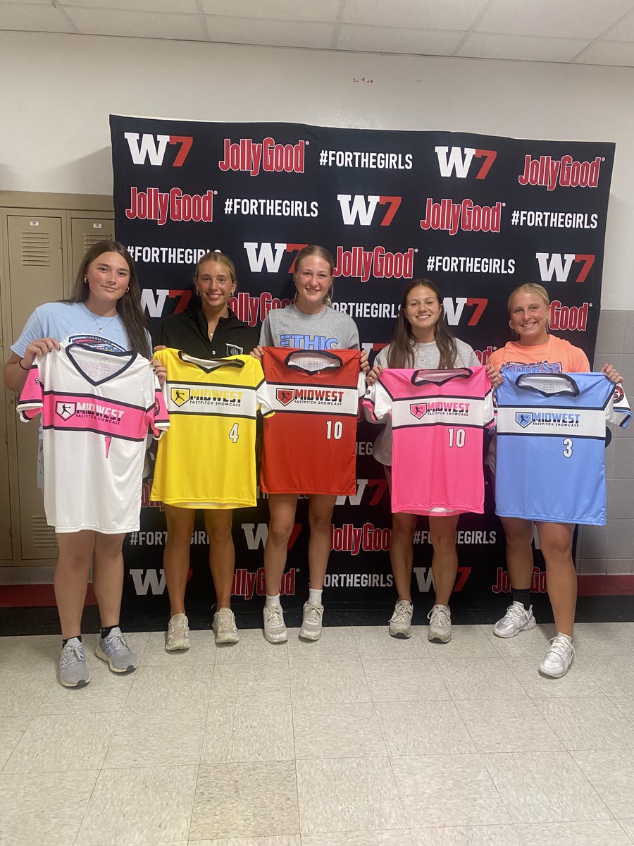 ESA_Stoltz's tweet photo. Way to represent ESA at the Midwest Fastpitch Showcase hosted by @ShowtimeSports1! We 👀 you — Anna, Paige, Ellery, Rita, and Nataliha! 🔥 https://t.co/fq5AGpqS3Q