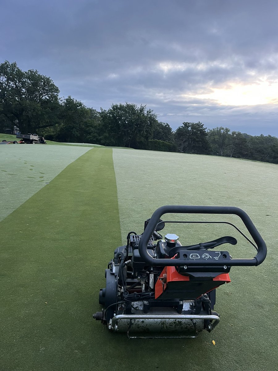 MrsMiaCon's tweet photo. Been a minute mowing greens. That time of the year kids start to drop off one by one. #turf https://t.co/U98wyoObMG