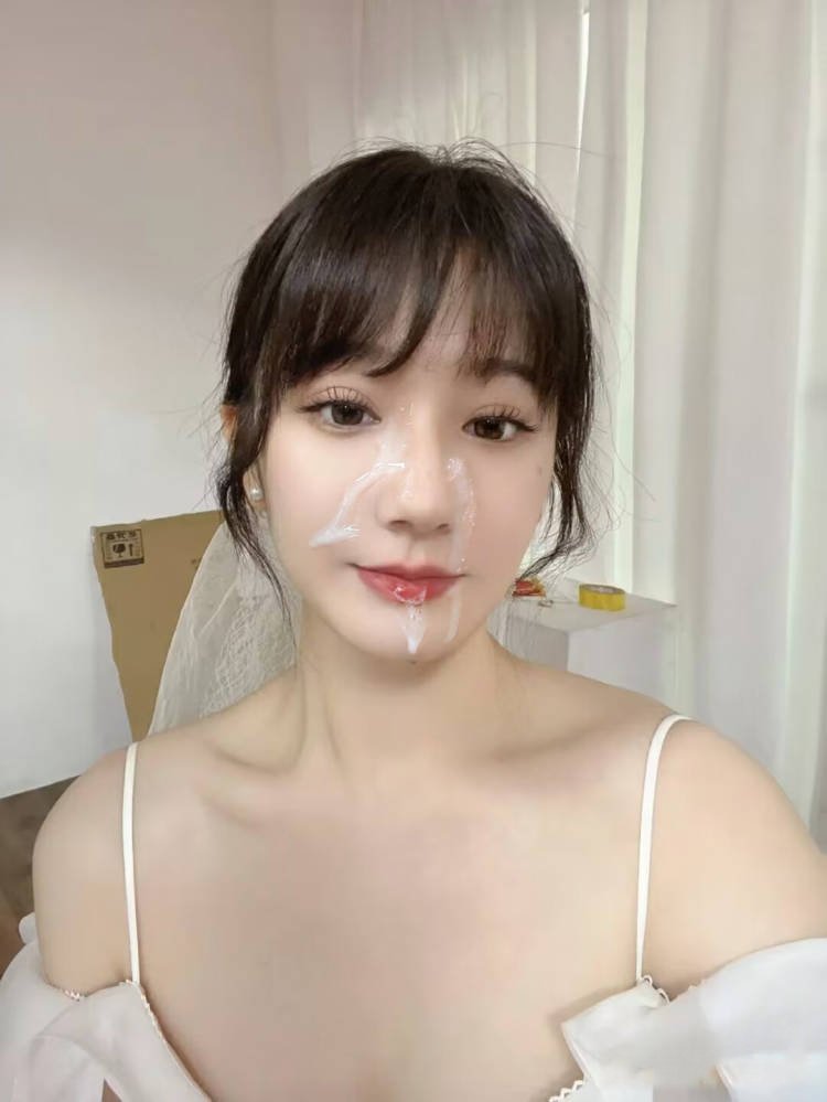 CR52088's tweet photo. 明明你不在家，怎么你老婆还被人射了一脸啊，你不会介意吧。
#绿帽 #淫妻 #意淫 #绿王八 #射屏 #文爱 #剧情 #问答 #反差 #母狗 #女神 #骚货 #婊子 https://t.co/m0K3RClk1a