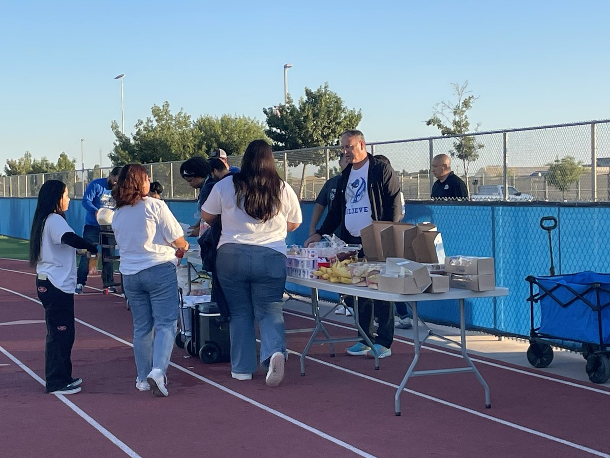 lion_yearbook's tweet photo. Clint HS Senior Sunrise 🌅🌞☕️🥞🧋🥤#smalltownpride #classof2025 #lionpride #wecalltheshots #seniormemories #seniors #pancakes #coffee #friends #photography #lionslairyearbook https://t.co/loZrue61my