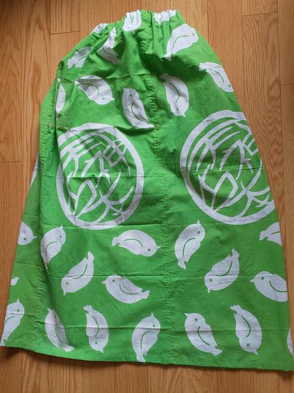 amanatsushoten2's tweet image. #手ぬぐいの使い方
【す】スカート
手ぬぐいを6枚ー8枚をついで
ウエスト部分にゴムを入れて
スカートに。
「天神さんで一箱古本市」さんは
公式手ぬぐいを4枚繋いでお家用に。

ことりのかわいい手ぬぐい、新緑色とマルーン色2種類あり、常設コーナーで販売しています。
#手ぬぐい
#tenugui