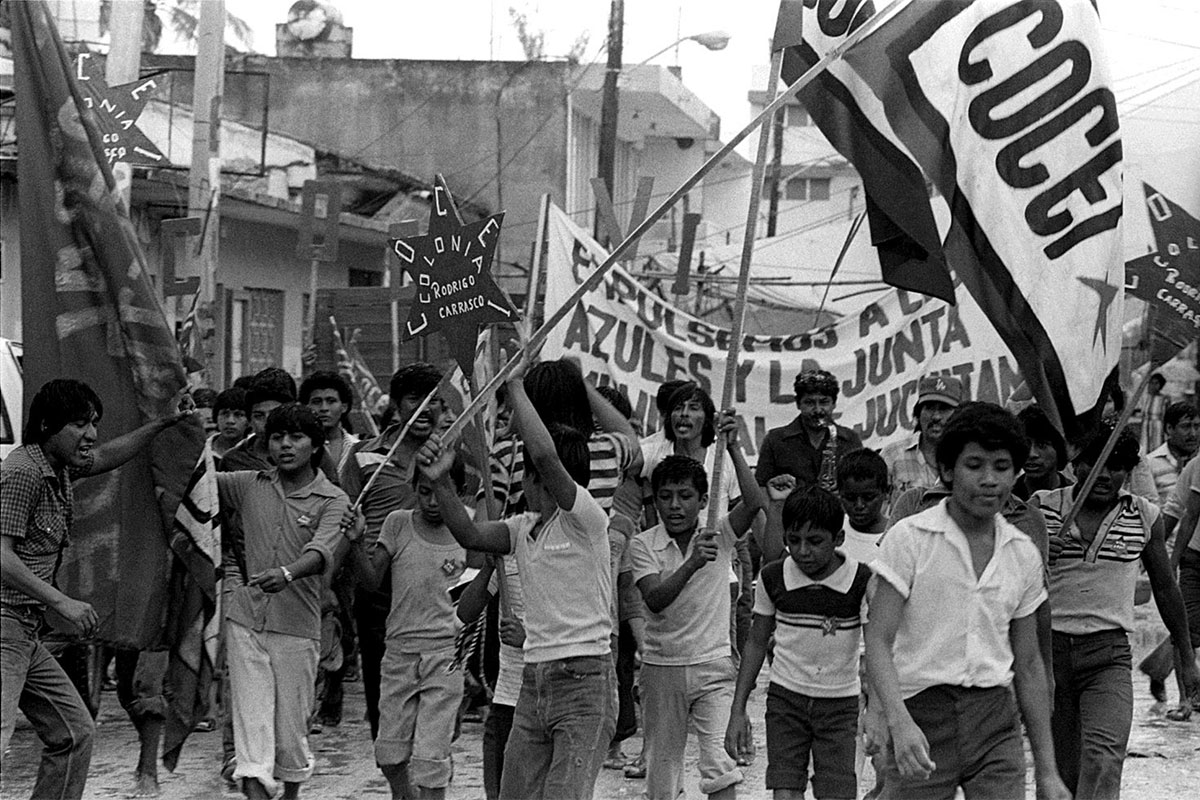 perezricart's tweet photo. Hoy presentamos a la sociedad mexicana la colección “Fue el Estado 1965-1990” del informe del Mecanismo para la Verdad y el Esclarecimiento Histórico (@MEHistoricomx). El informe está dividido en seis volúmenes y está compuesto por casi cinco mil cuartillas, sin incluir anexos. (https://t.co/kqvOanX7cG)

“Fue el Estado 1965-1990” está centrado en el estudio de comunidades de víctimas tradicionalmente invisibilizadas, así como en el análisis de numerosas violaciones graves a los derechos humanos que han quedado silenciadas u ocultadas por los discursos oficiales.

El informe es resultado del esfuerzo de decenas de investigadores que trabajaron con honestidad y profesionalismo. Lo hicieron a pesar de condiciones laborales precarias y de la obstaculización de la investigación por parte del SEDENA. Esa institución, así como el Centro Nacional de Inteligencia (CNI, antes CISEN) desacataron la orden de abrir sus archivos históricos. La promesa presidencial no se cumplió.

Con la publicación y difusión del informe “Fue el Estado 1965-1990”, David Fernández Dávalos, Abel Barrera y yo concluimos nuestro mandato como comisionados del Mecanismo de Esclarecimiento Histórico. Lo hacemos con la tranquilidad del deber cumplido y de haber trabajado con total independencia.

Está en manos del presidente @lopezobrador_  reconocer los hallazgos y recomendaciones que hace este informe. Con todo, ningún reconocimiento será mayor al trabajo realizado que el que el Informe abra un espacio de conversación amplio, que convoque a los y las mexicanas a enfrentar un futuro más justo e incluyente. Cada una de sus páginas es una lanza que rompemos para aportar al fortalecimiento de una ciudadanía cabal y una poderosa cultura de Derechos Humanos como cimiento de nuestra democracia.