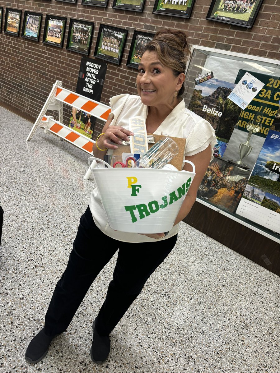apetersonteach's tweet photo. Shoutout to Ms. Moya @PineForest28311 for being the best school POC during SWPD! And she even had time to make new Trojan baskets for her new teachers. Sheβs a rockstar! βοΈ #WeAreCCS #PremierProfessional https://t.co/MtyulDkWaM