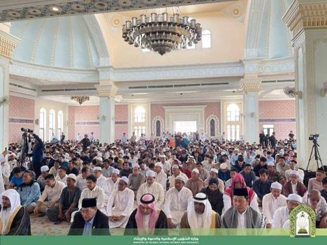 Saudi_MoiaEN's tweet photo. Today, the Imam and khatibs of al-masjid al-haram and member of the Council of Senior Scholars, His Eminence Sheikh Dr. Bandar bin Abdulaziz Balila, delivered the Friday sermon at Al-Serkal Mosque, the largest mosque in the Cambodian capital, #Phnom_Penh, which was attended by His Excellency the Prime Minister in charge of special missions in the Cambodian government, Dr. Othman Hassan, and the Deputy Minister of Sects and Religions, Hajj Ashari Ayub, and His Excellency the Ambassador of the #Custodian_of_the_Two_Holy_Mosques to the Republic of Vietnam and Cambodia, Mr. Muhammad bin Ismail Al-Dahlawi, and a large gathering of advocates and Islamic figures and more than 5,000 worshipers, as part of his official visit program, which is supervised by the #Ministry_of_Islamic_Affairs, Dawah and Guidance.

https://t.co/q67mIc1dHn