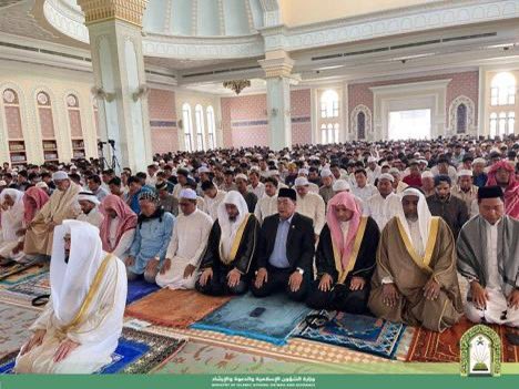 Saudi_MoiaEN's tweet photo. Today, the Imam and khatibs of al-masjid al-haram and member of the Council of Senior Scholars, His Eminence Sheikh Dr. Bandar bin Abdulaziz Balila, delivered the Friday sermon at Al-Serkal Mosque, the largest mosque in the Cambodian capital, #Phnom_Penh, which was attended by His Excellency the Prime Minister in charge of special missions in the Cambodian government, Dr. Othman Hassan, and the Deputy Minister of Sects and Religions, Hajj Ashari Ayub, and His Excellency the Ambassador of the #Custodian_of_the_Two_Holy_Mosques to the Republic of Vietnam and Cambodia, Mr. Muhammad bin Ismail Al-Dahlawi, and a large gathering of advocates and Islamic figures and more than 5,000 worshipers, as part of his official visit program, which is supervised by the #Ministry_of_Islamic_Affairs, Dawah and Guidance.

https://t.co/q67mIc1dHn