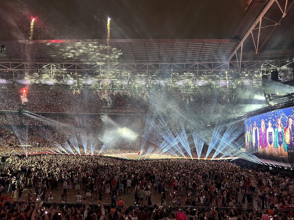 Christina Vogler (@christinavglr) on Twitter photo Ein paar persönliche Gedanken zu Taylor Swifts #LondonTSTheErasTour aus #ViennaTSTheErasTour -Sicht, die <a href="/katjalehner_/">Katja Lehner</a> und ich für orf.at begleiten durften...🧵 1/) Ein paar persönliche Gedanken zu Taylor Swifts #LondonTSTheErasTour aus #ViennaTSTheErasTour -Sicht, die <a href="/katjalehner_/">Katja Lehner</a> und ich für orf.at begleiten durften...🧵 1/)