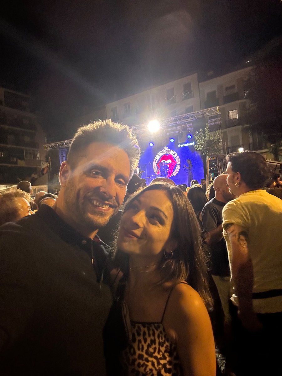 laurapaviatv's tweet photo. Un paseo por el barrio que acaba con sorpresa al ritmo de los Rolling Stones 🎸👅💥. #Tributo #RollingStones #Música #RayoStoned @angelponstv https://t.co/V6TaHzDOA1