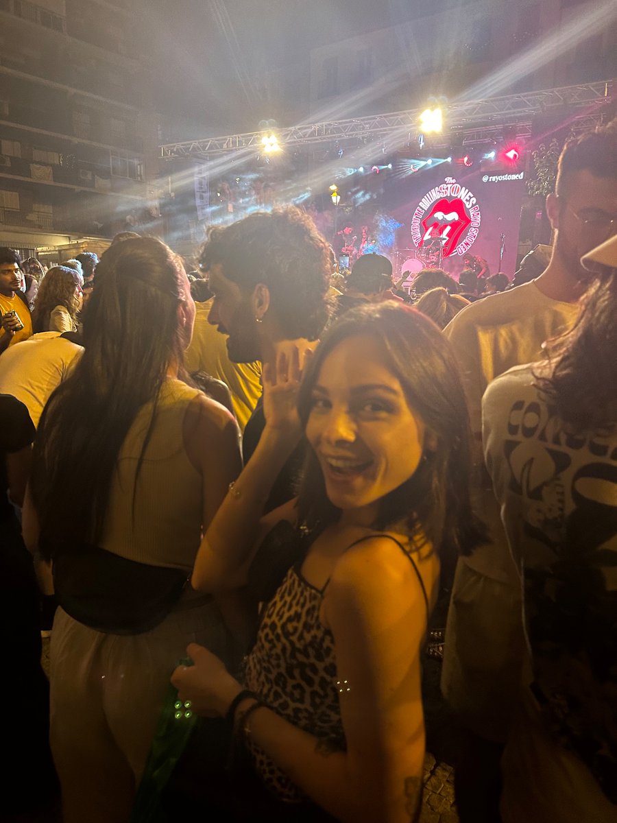 laurapaviatv's tweet photo. Un paseo por el barrio que acaba con sorpresa al ritmo de los Rolling Stones 🎸👅💥. #Tributo #RollingStones #Música #RayoStoned @angelponstv https://t.co/V6TaHzDOA1