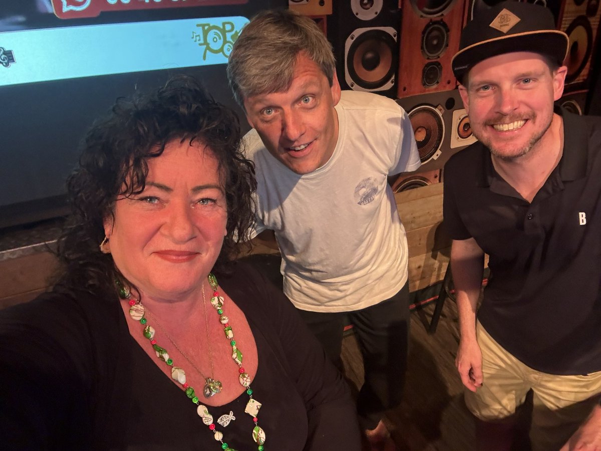 lientje1967's tweet photo. Vanavond mocht ik in Luttenberg de #LuttenbergTop700 anderhalf uur mee-presenteren. Superleuk! Leuke gesprekken gehad ook! Hier kun je nog t/m dinsdag meekijken en luisteren (elke dag van 9-23.00 uur) https://t.co/eNGBCvPWtZ. Luisteren kan ook via @vechtdalfm https://t.co/yWRcDJ1vDz