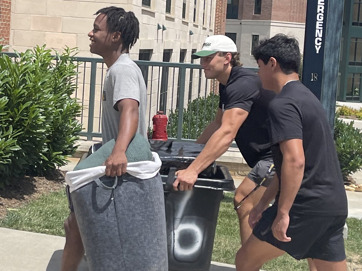 𝙇𝙚𝙣𝙙𝙞𝙣𝙜 𝙖 𝙃𝙖𝙣𝙙

Excited to help our fellow <a href="/AppState/">Appalachian State</a> students and their families on move-in day!

#ReAchTheSummit