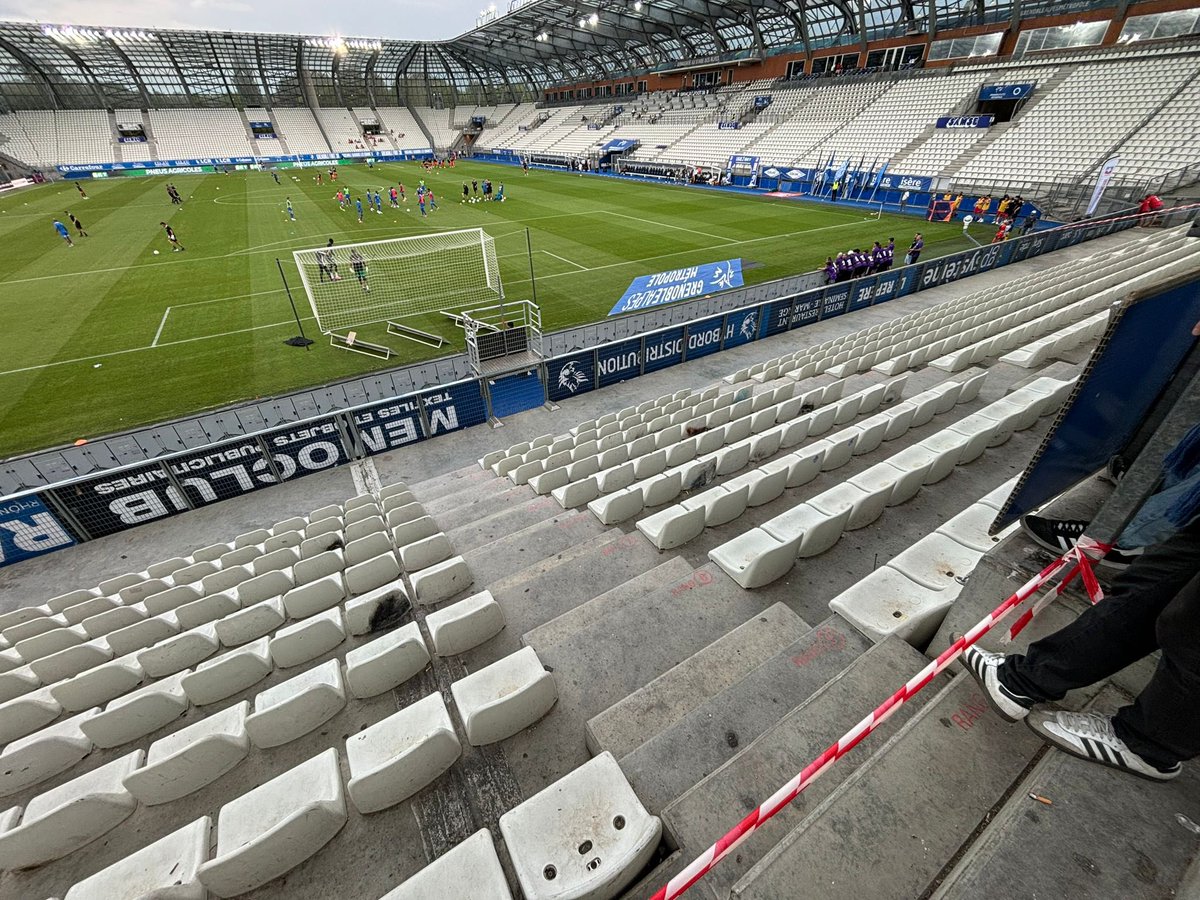 Reprise de la Ligue 2 et ambiance triste au stade des Alpes. 

Supporters grenoblois et lavallois en grève pour protester contre la programmation des matchs le vendredi 

#FBSport #GF38SL