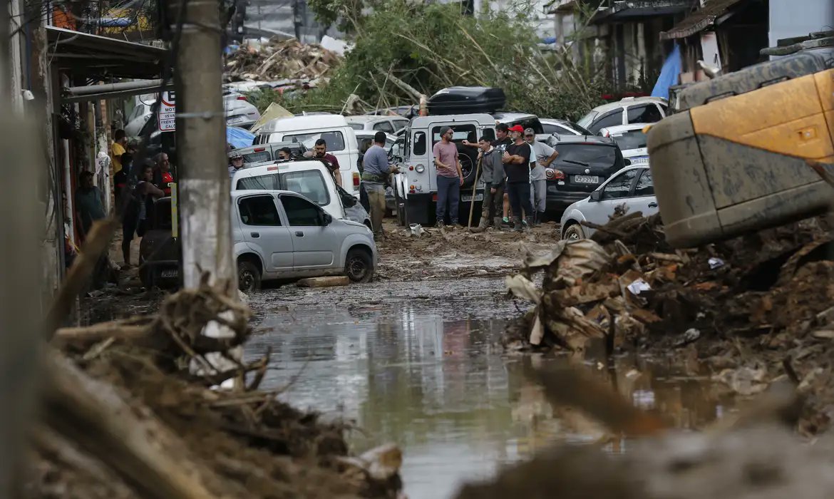 🌎 CLIMA NAS ELEIÇÕES | Mais de 1,6 mil cidades no país têm alto risco de impacto por chuva. Dado considera impacto que cidades podem ter por causa de exposição e vulnerabilidade – pontos que prefeitos das cidades podem mudar. agen.pub/1641