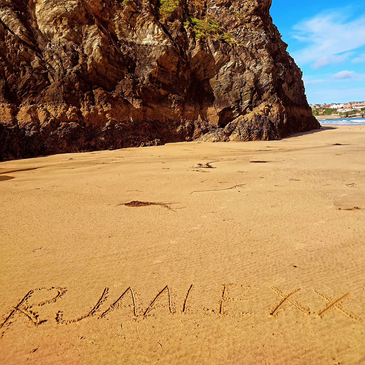 RJaalexx's tweet photo. Till next time, my lovelies! 🥰❤️❤️❤️ #SigningOff #BeachAutograph https://t.co/kWObvbmbDK