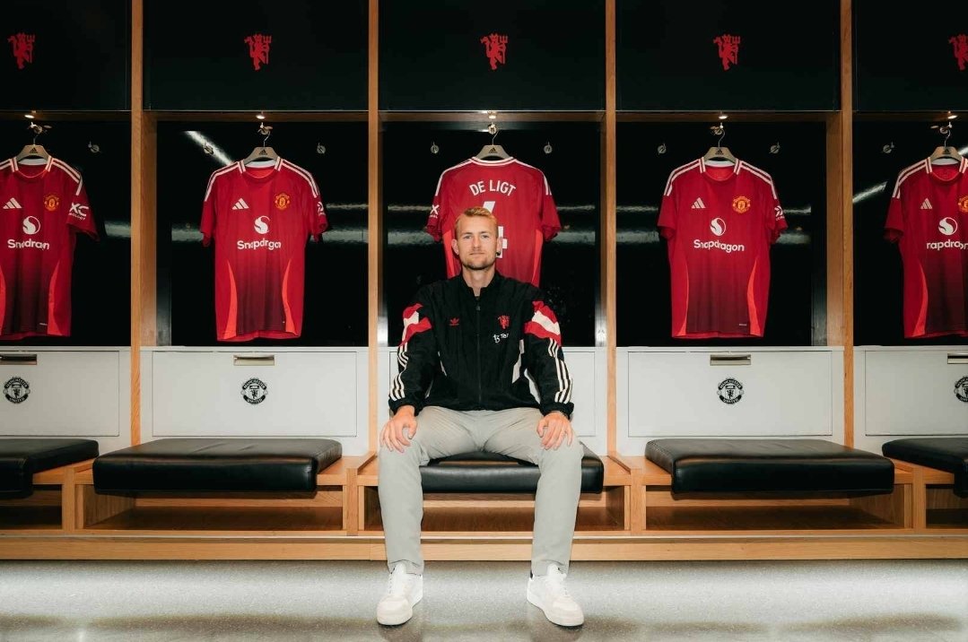 🚨 United escalado! De ligt começa no banco! 

Escalação do Man Utd x Fulham: 
Onana - Dalot, Maguire, Martinez, Mazraoui -  Casemiro, Mainoo - Amad, Mount, Rashford - Bruno Fernandes 

Vamos, Manchester! 👹🔴

#MUFC l #MUNFUL